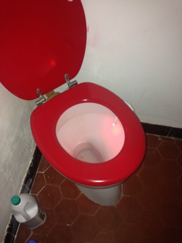 WC suspendu atypique.plombierofmarseille.aix,marseille,cassis,toulon,la ciotat,aubagne