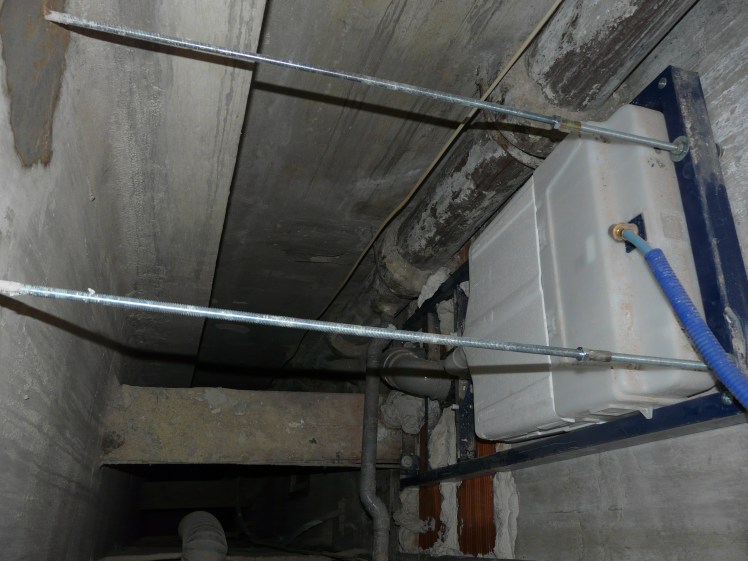 WC suspendu atypique.plombierofmarseille.aix,marseille,cassis,toulon,la ciotat,aubagne11